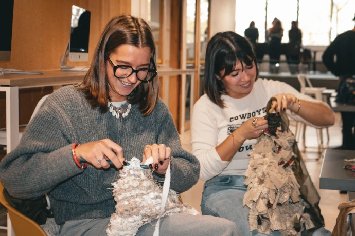 Étudiantes travaillant un ouvrage textile en atelier de design de mode