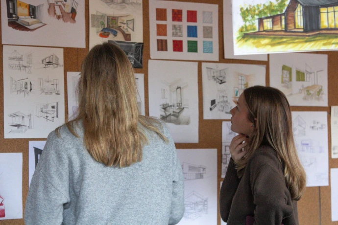 Étudiantes consultant des croquis de projets en design d'espace