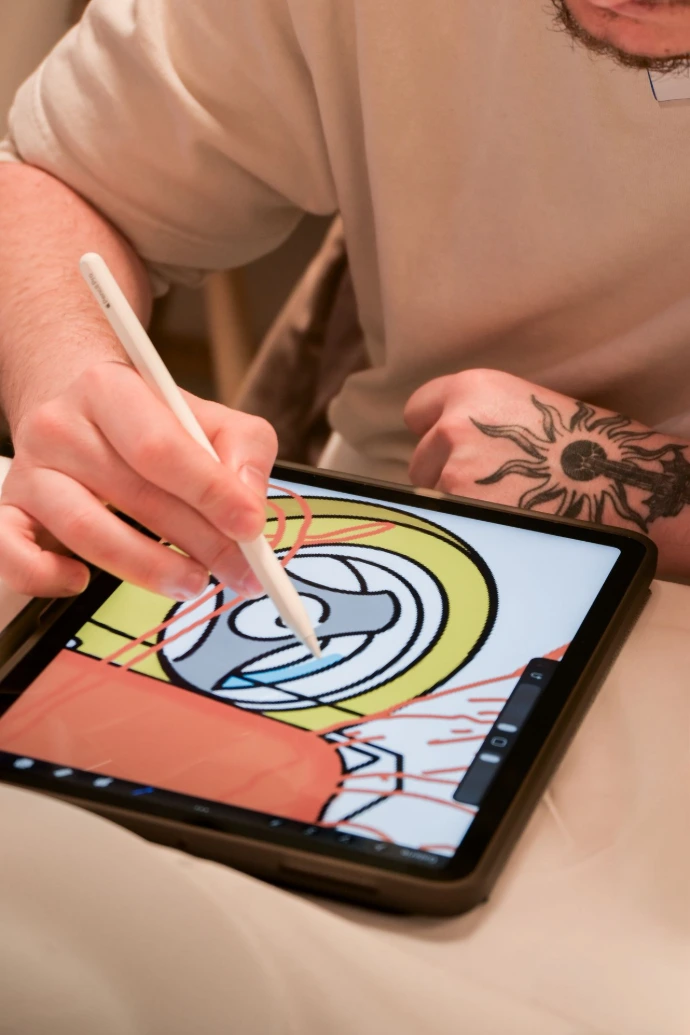 Étudiant réalisant une illustration numérique sur tablette graphique