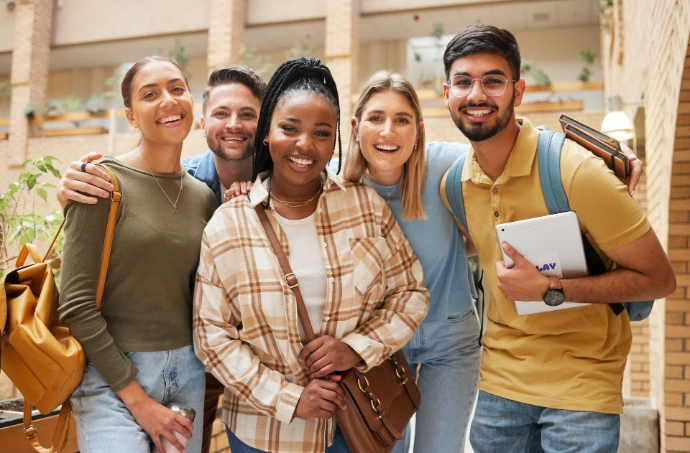 Groupe d'étudiants souriants posant ensemble sur le campus