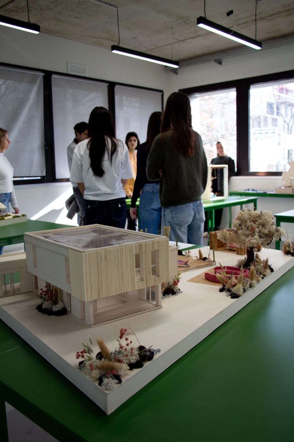 Maquette architecturale exposée devant des visiteurs lors des portes ouvertes du campus ESDAC Bordeaux