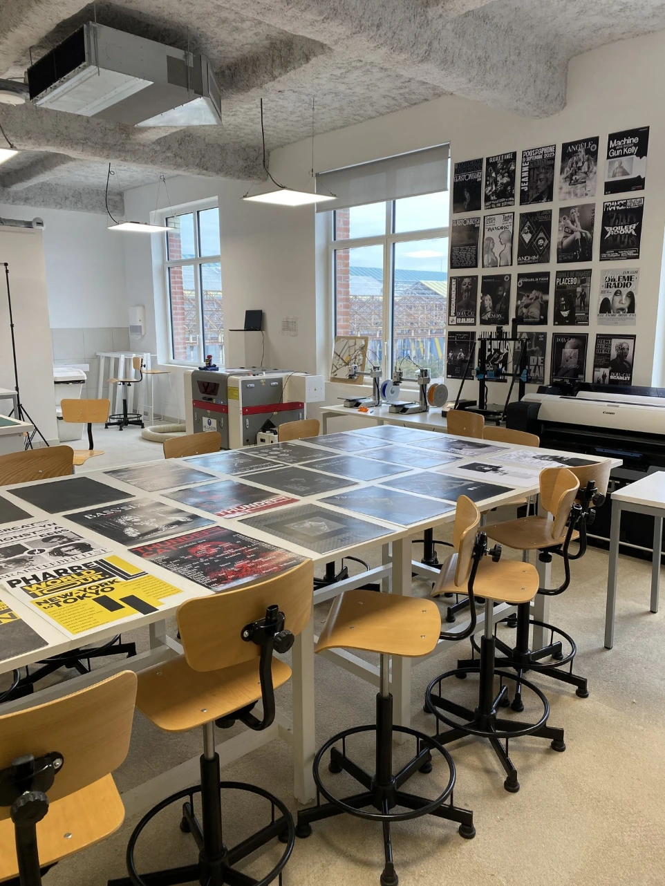 Salle d'atelier de design graphique du campus ESDAC Lille avec affiches d'étudiants