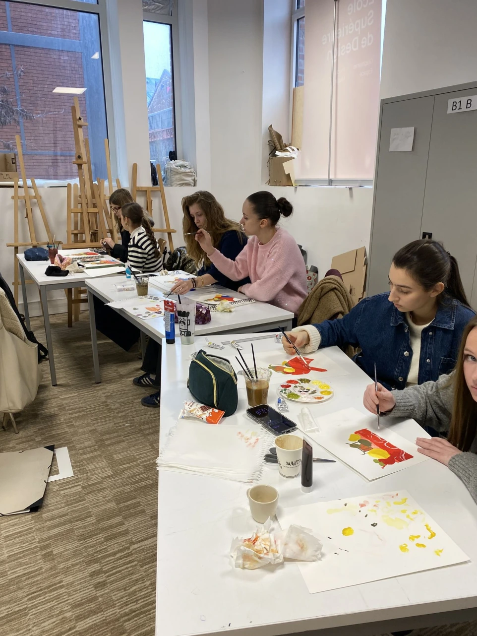 Étudiants en atelier de peinture au campus ESDAC Lille