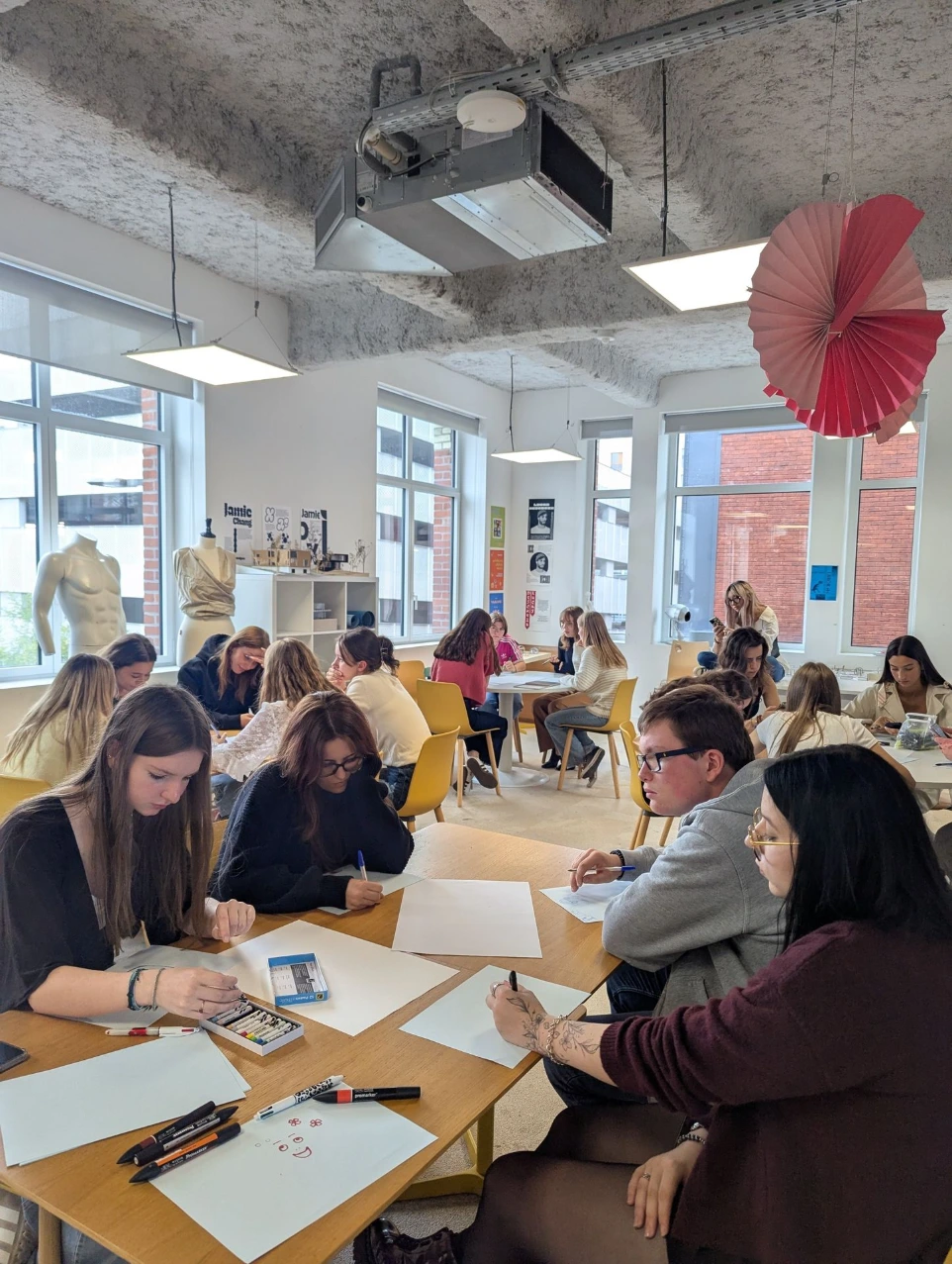 Étudiants en classe lors de la rentrée au campus ESDAC Lille