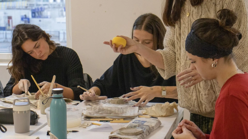 Étudiants en atelier de modelage céramique au campus ESDAC Lille