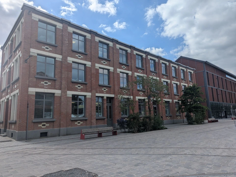Vue extérieure du bâtiment du campus ESDAC Lille dans l'écoquartier Fives Cail