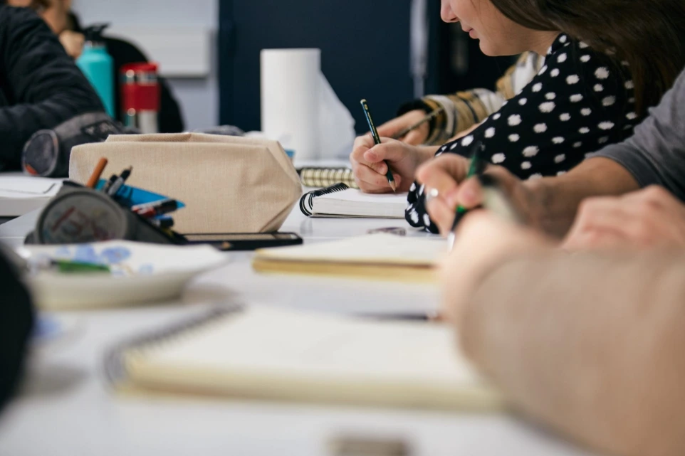 Étudiants prenant des notes en cours au campus ESDAC Lyon