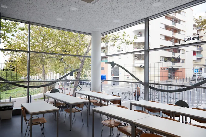 Salle de classe vitrée du campus ESDAC Marseille
