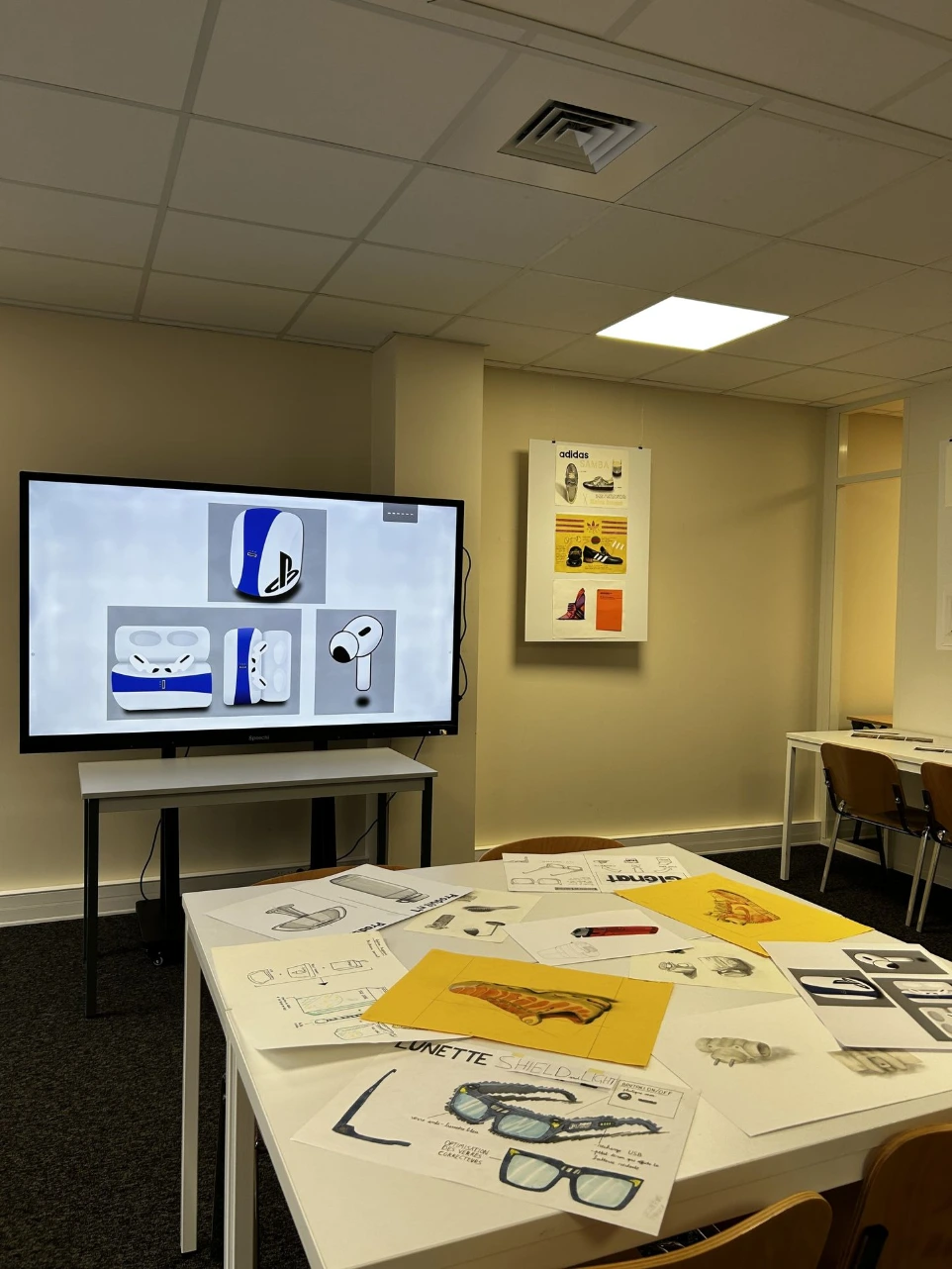 Salle de design produit du campus ESDAC Nancy avec projections et croquis d'étudiants