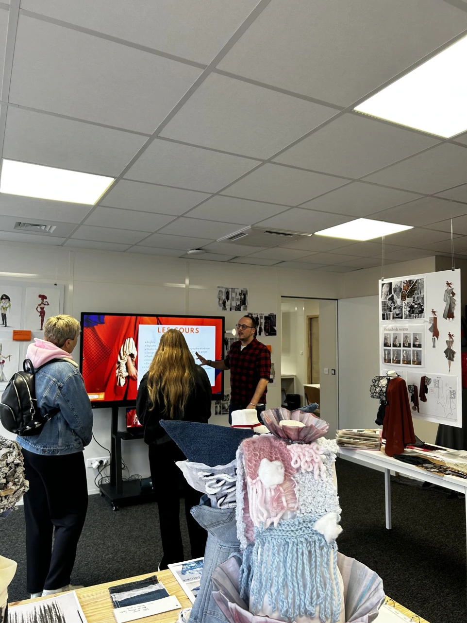Salle de design de mode du campus ESDAC Nancy avec présentation de projet et échantillons textiles
