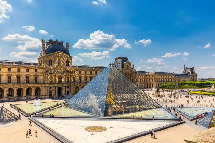 La pyramide du Louvre à Paris, ville du campus ESDAC