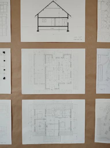 Plans d'architecture réalisés par des étudiants affichés au campus ESDAC Rennes