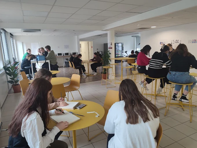 Espace de pause du campus ESDAC Rennes avec des étudiants