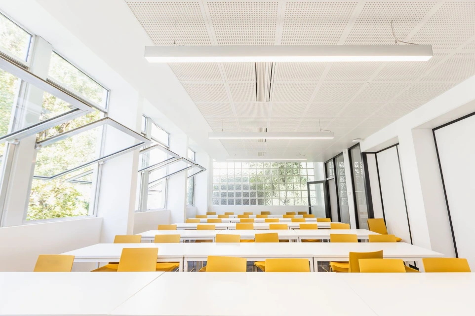 Salle de classe lumineuse du campus ESDAC Paris