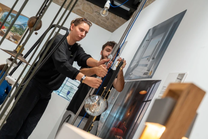 Étudiants installant leur exposition lors du Paris Design Week