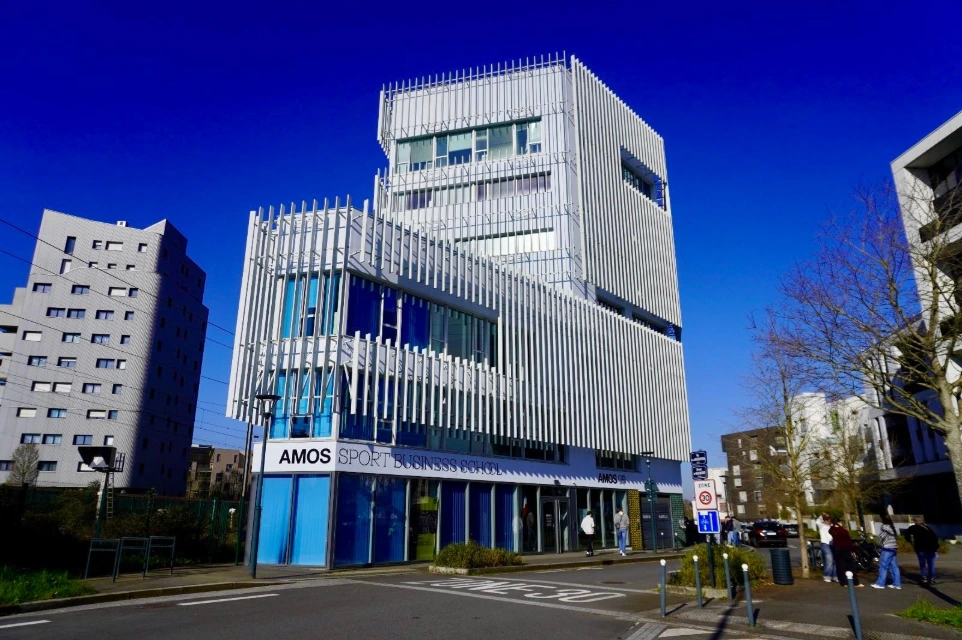 Bâtiment du campus multi-marque du groupe ACE Education à Rennes, abritant notamment ESDAC