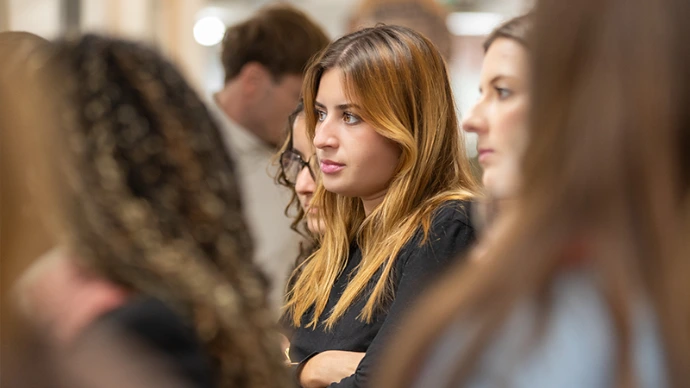 Étudiante attentive lors d'une conférence ou masterclass à l'ESDAC