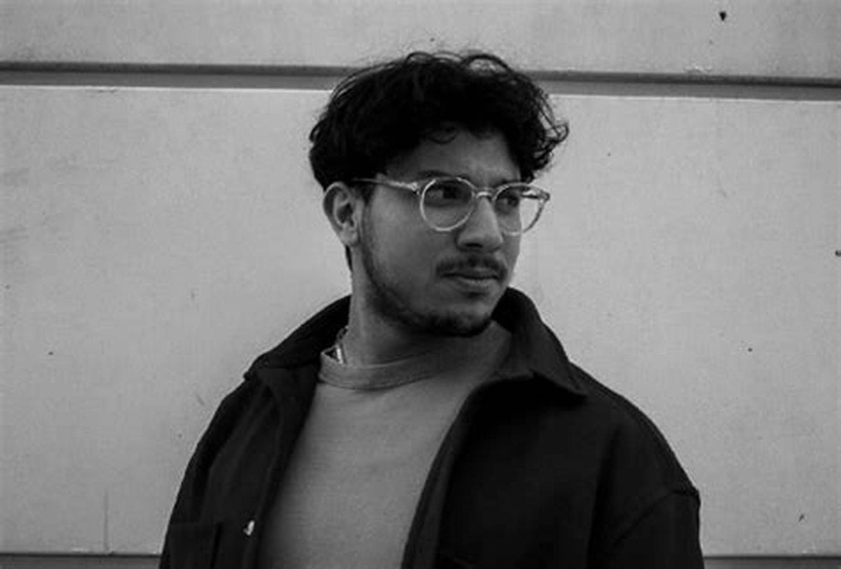 Ilyas, un artiste contemporain inspiré par l'exploration de nouvelles techniques artistiques
