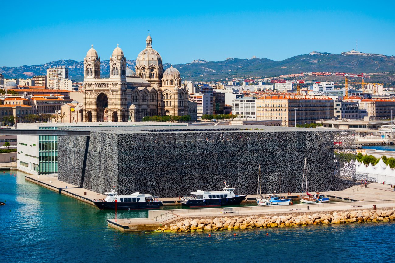 Le MuCEM et la Cathédrale de la Major vus depuis la mer