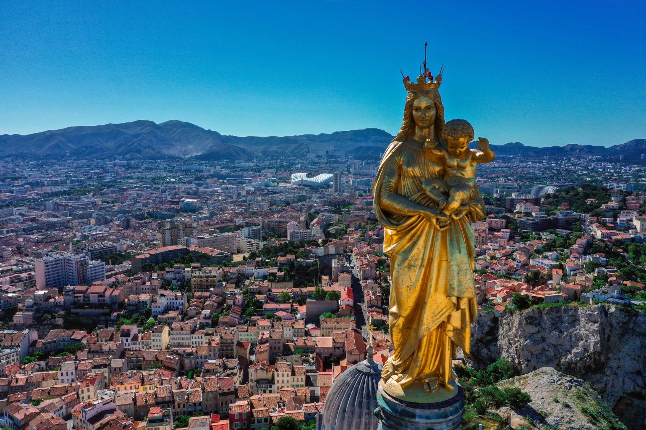 La Bonne Mère dominant Marseille